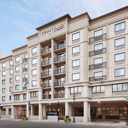 Отель Courtyard Milwaukee Downtown Экстерьер фото