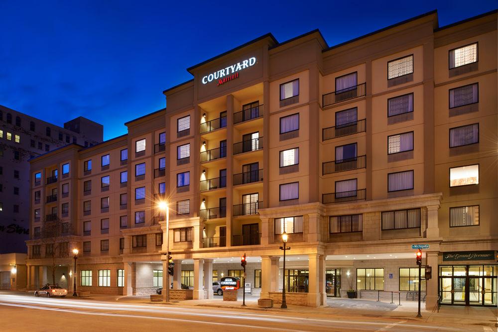 Отель Courtyard Milwaukee Downtown Экстерьер фото