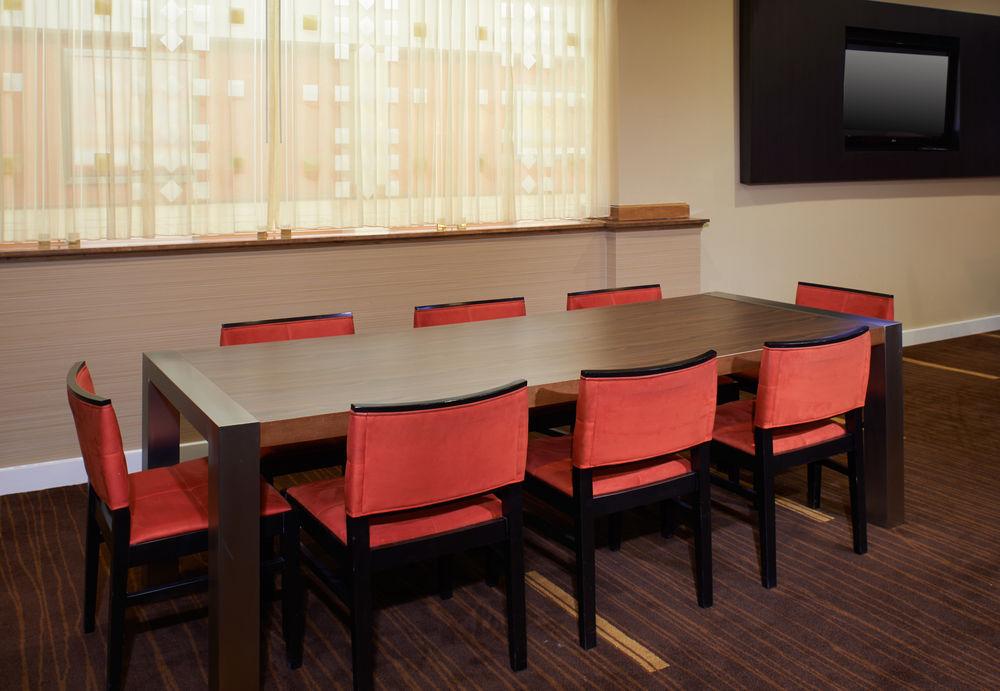 Отель Courtyard Milwaukee Downtown Экстерьер фото