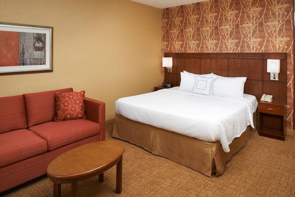 Отель Courtyard Milwaukee Downtown Экстерьер фото
