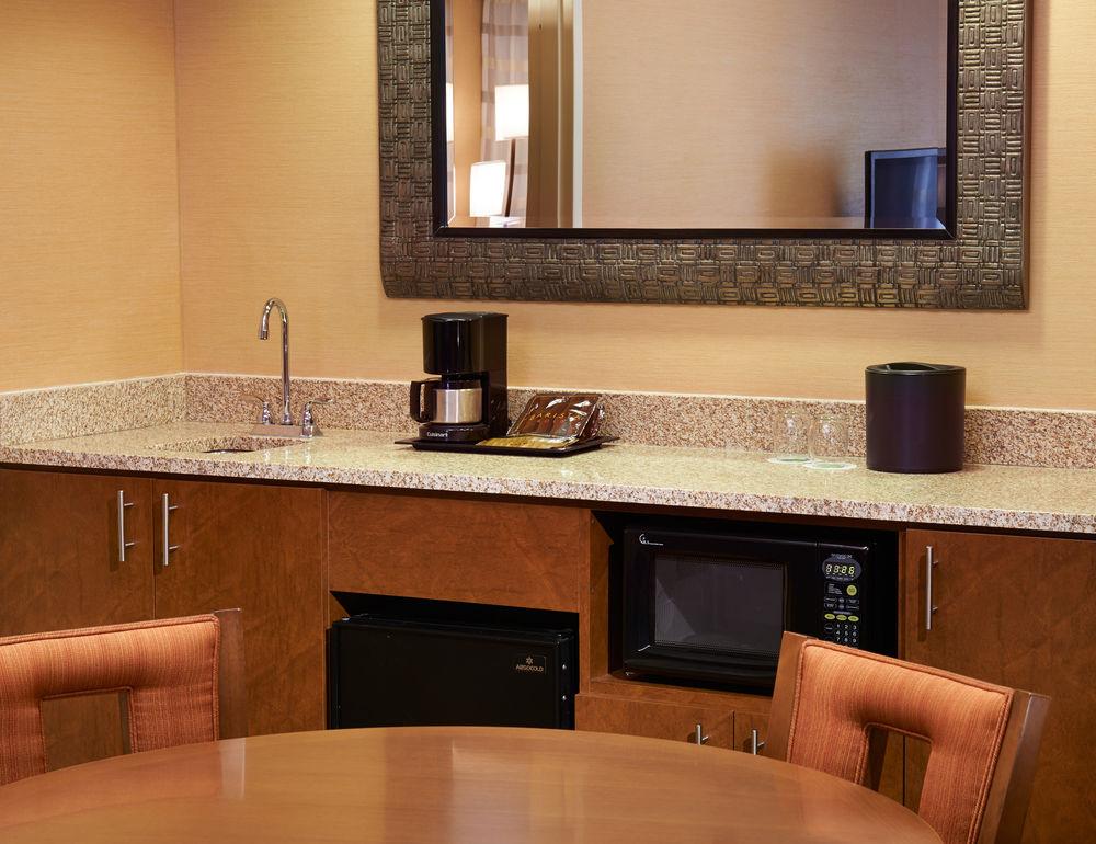 Отель Courtyard Milwaukee Downtown Экстерьер фото
