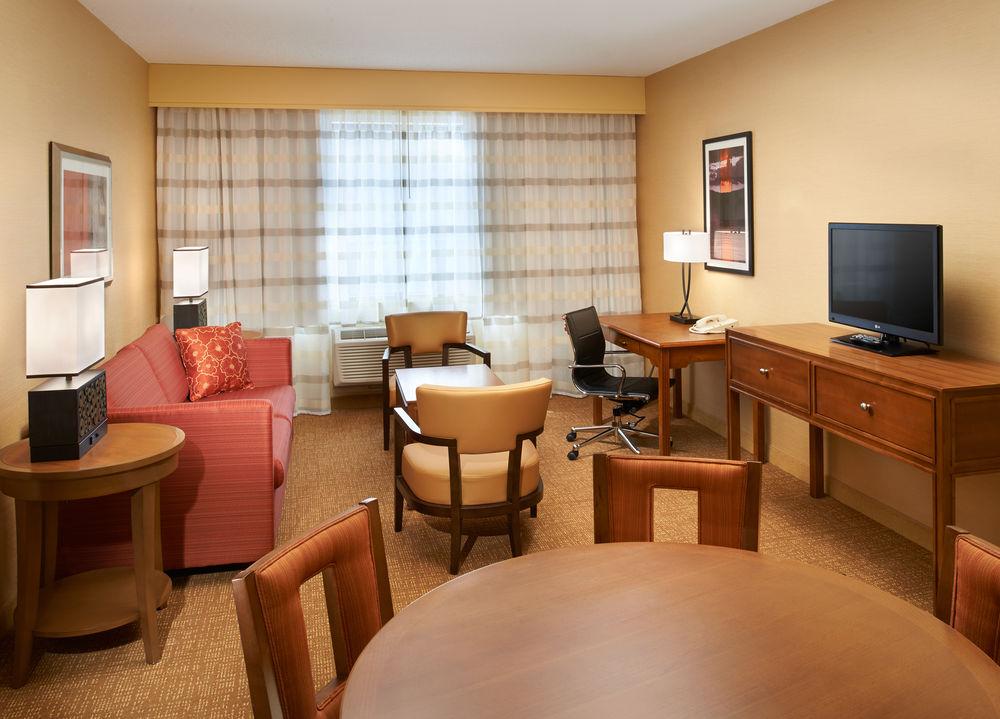 Отель Courtyard Milwaukee Downtown Экстерьер фото