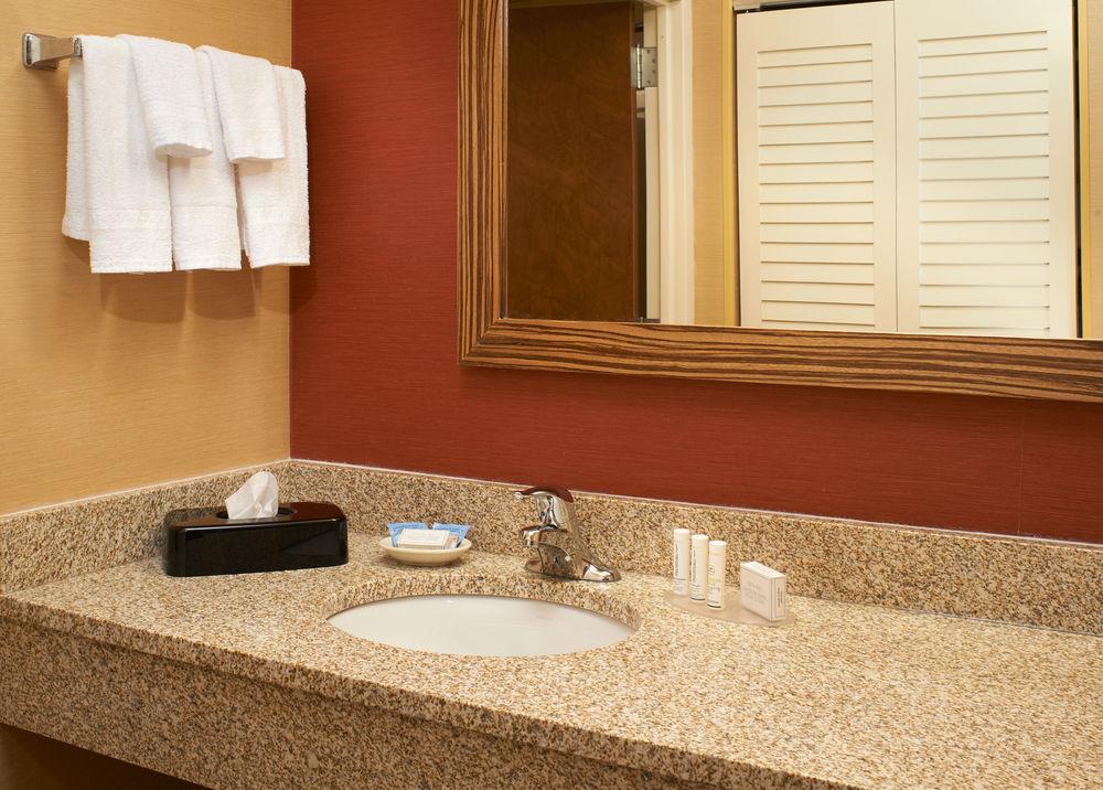 Отель Courtyard Milwaukee Downtown Экстерьер фото