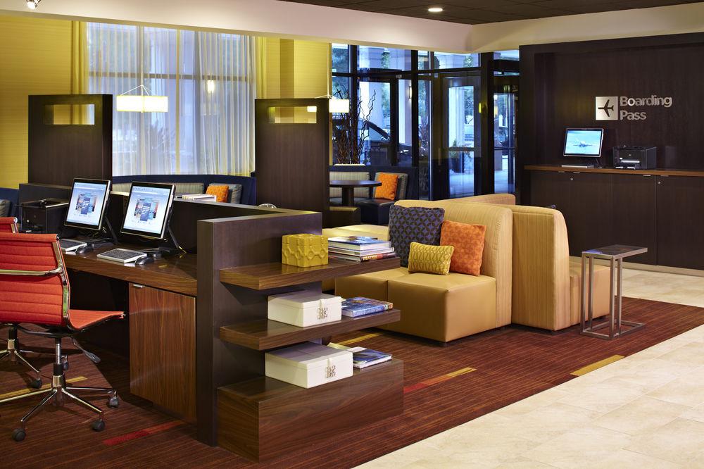 Отель Courtyard Milwaukee Downtown Экстерьер фото