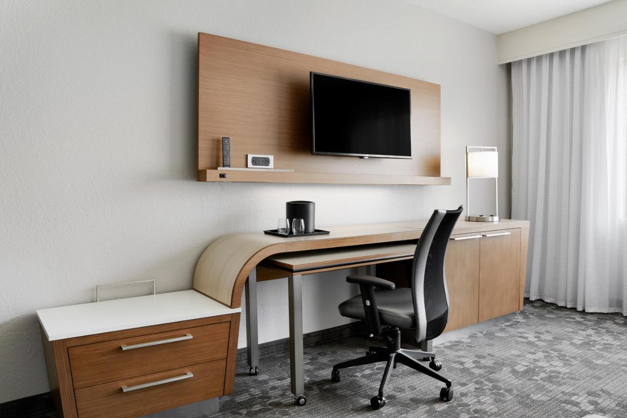 Отель Courtyard Milwaukee Downtown Экстерьер фото
