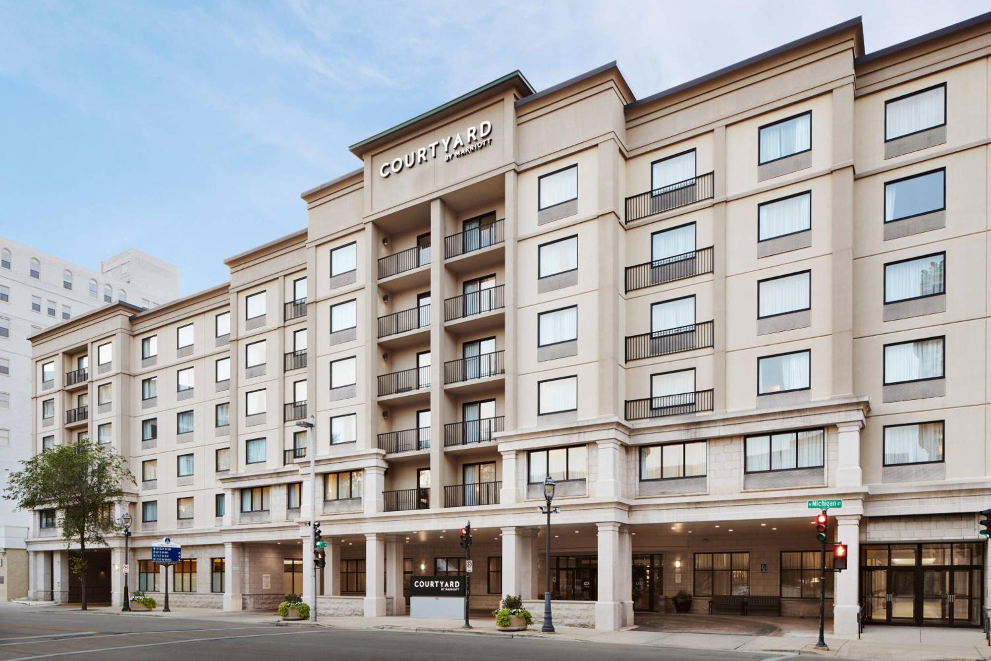 Отель Courtyard Milwaukee Downtown Экстерьер фото