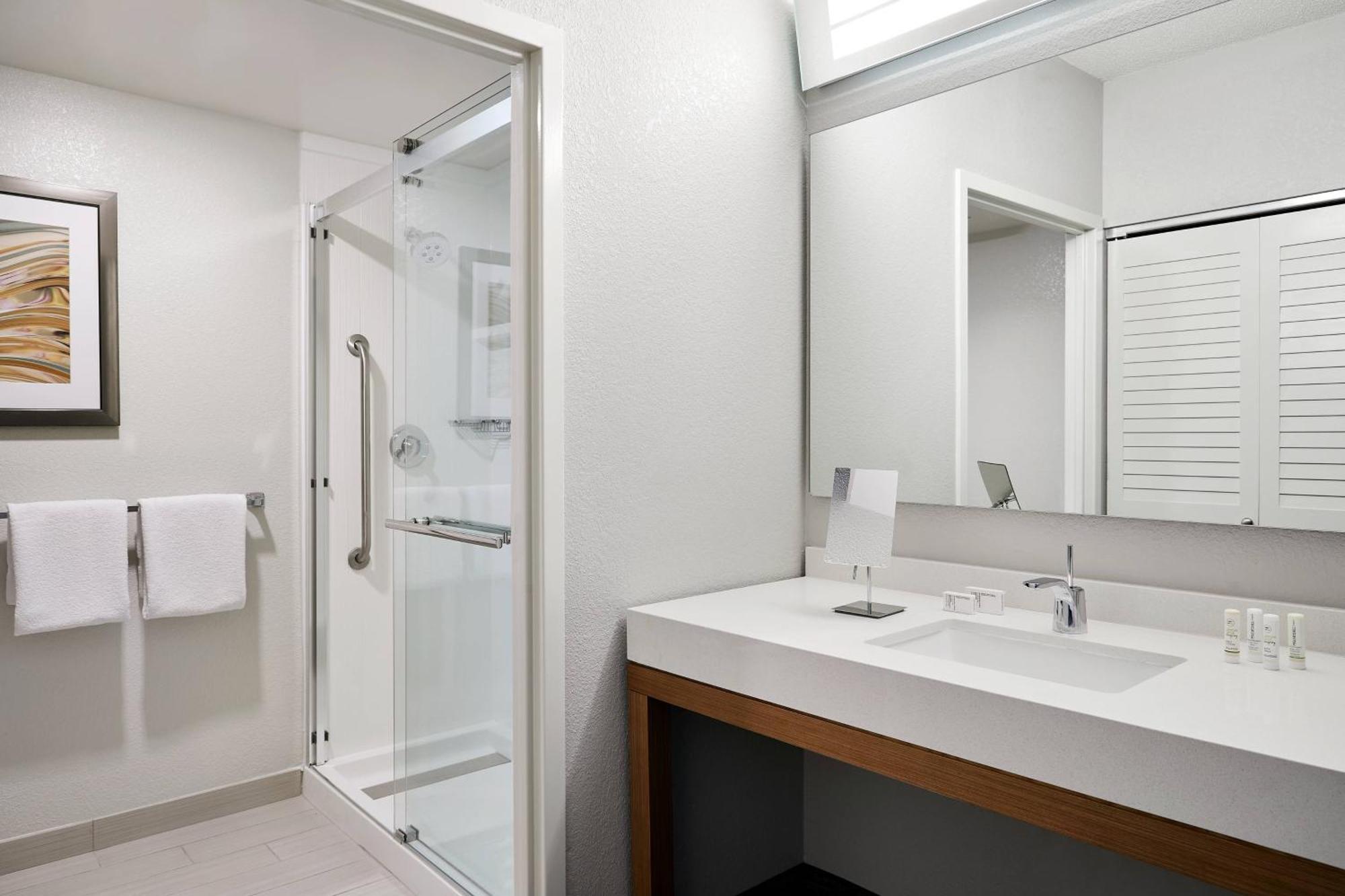 Отель Courtyard Milwaukee Downtown Экстерьер фото