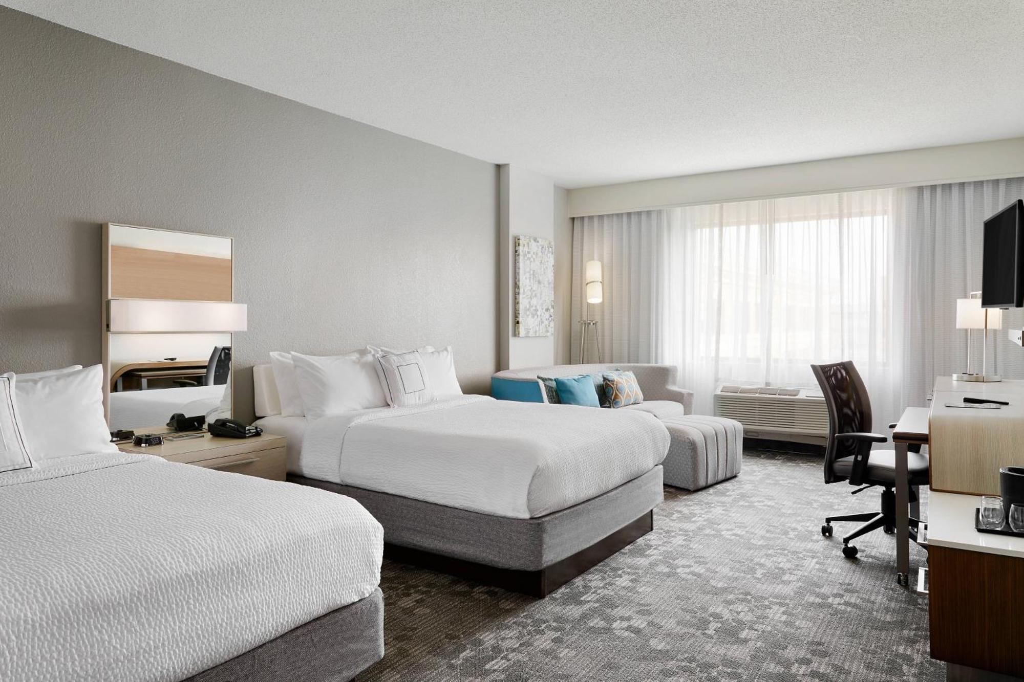 Отель Courtyard Milwaukee Downtown Экстерьер фото