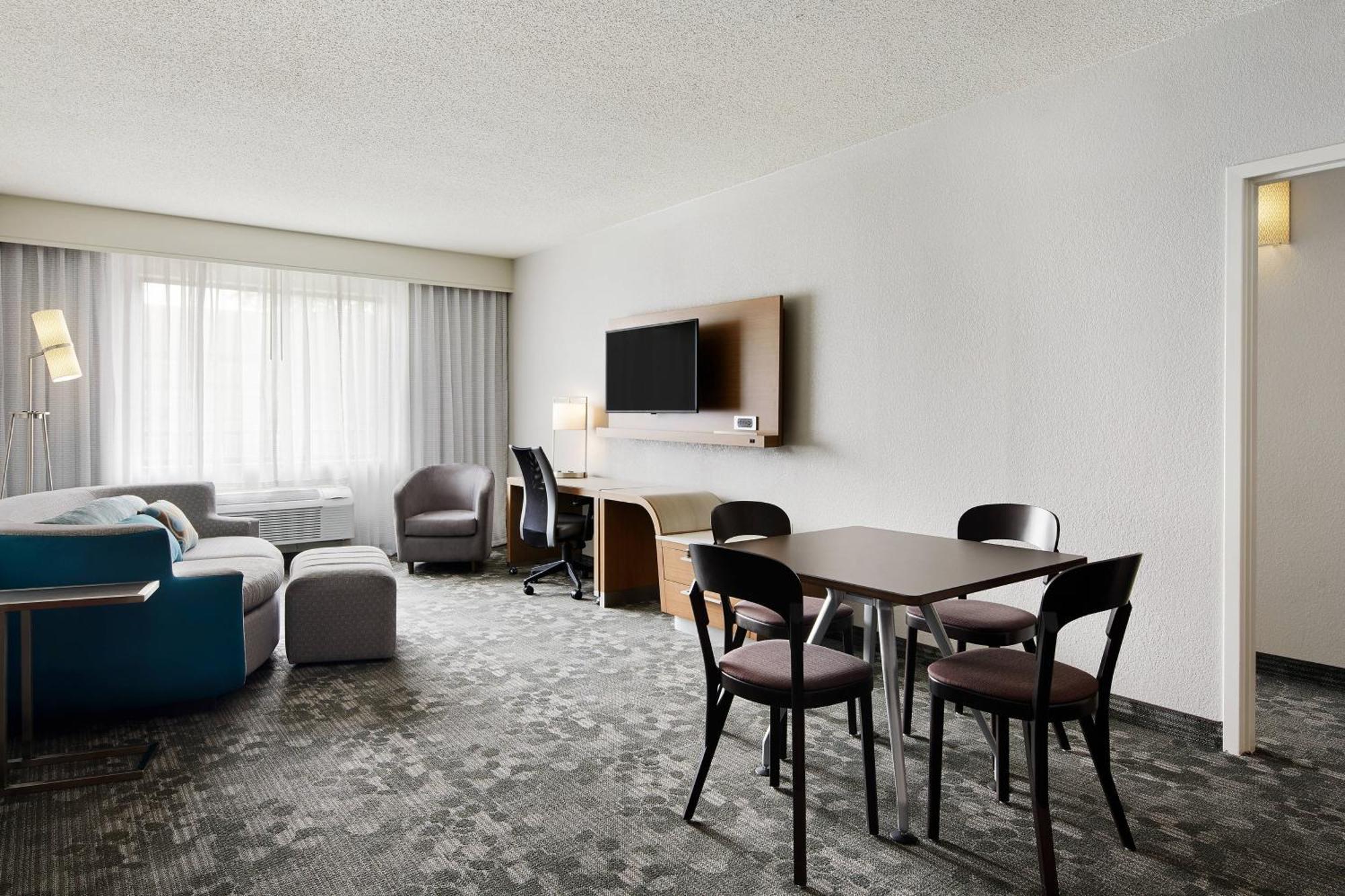 Отель Courtyard Milwaukee Downtown Экстерьер фото