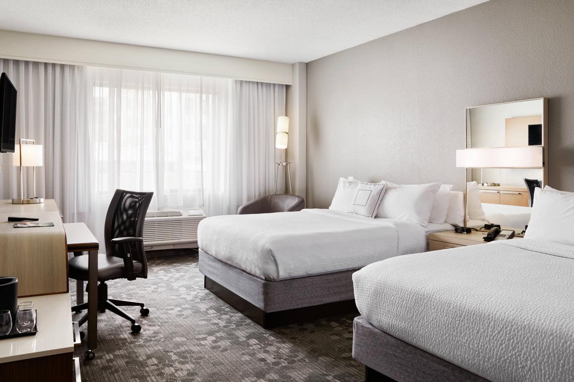 Отель Courtyard Milwaukee Downtown Экстерьер фото