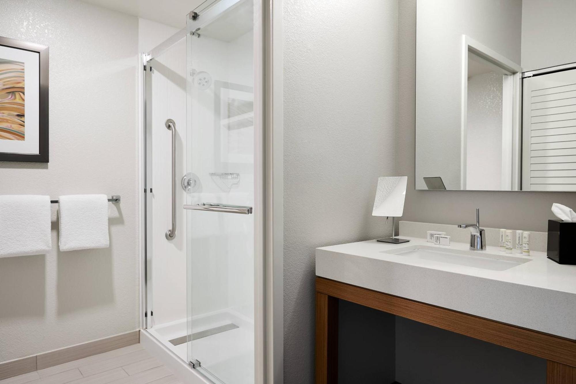 Отель Courtyard Milwaukee Downtown Экстерьер фото