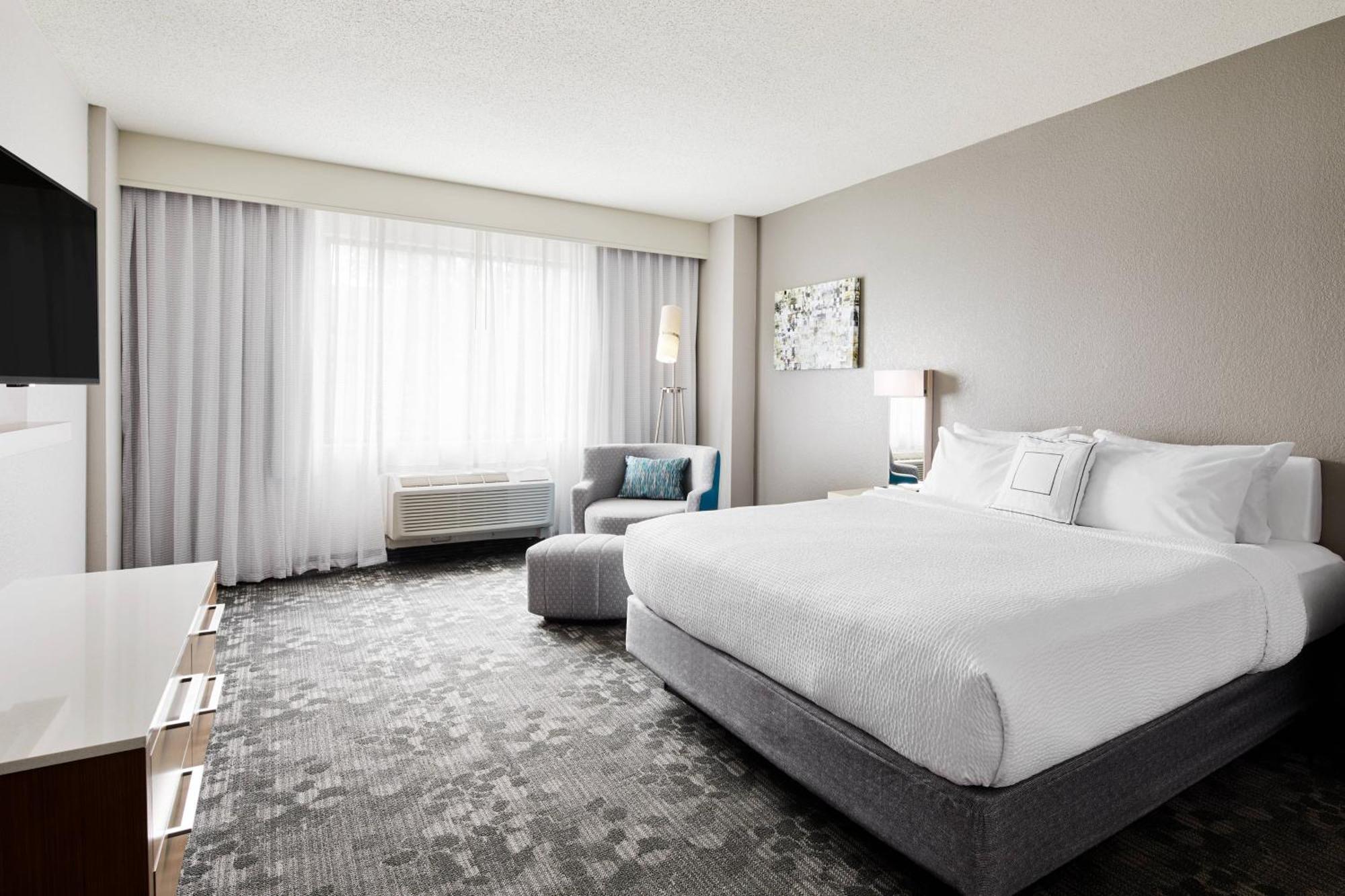 Отель Courtyard Milwaukee Downtown Экстерьер фото
