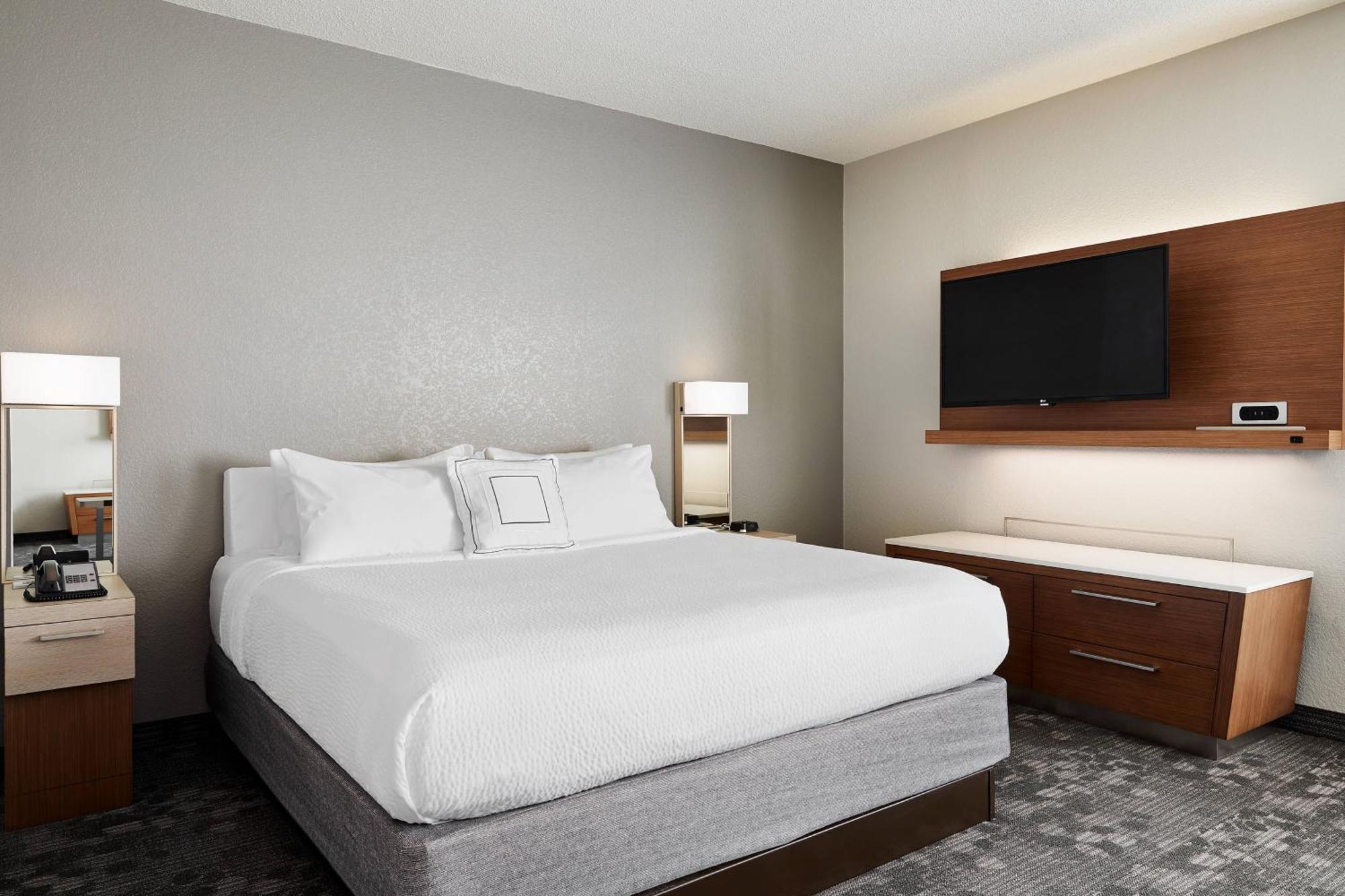 Отель Courtyard Milwaukee Downtown Экстерьер фото