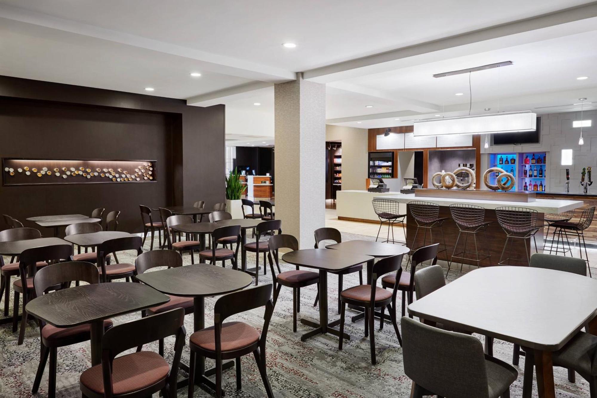 Отель Courtyard Milwaukee Downtown Экстерьер фото