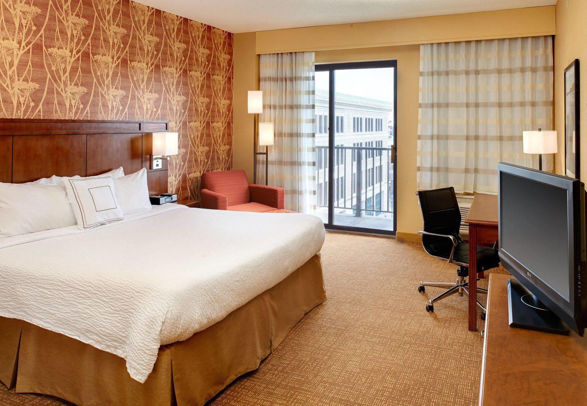 Отель Courtyard Milwaukee Downtown Экстерьер фото