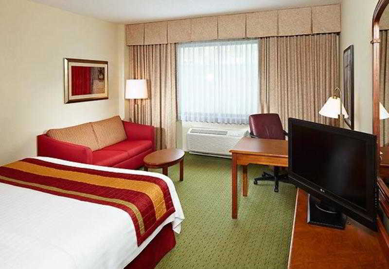 Отель Courtyard Milwaukee Downtown Экстерьер фото
